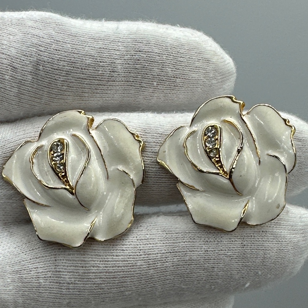 Vintage‎ Cute White Rose & Crystal Pierced Earrings With Gold-tones#313